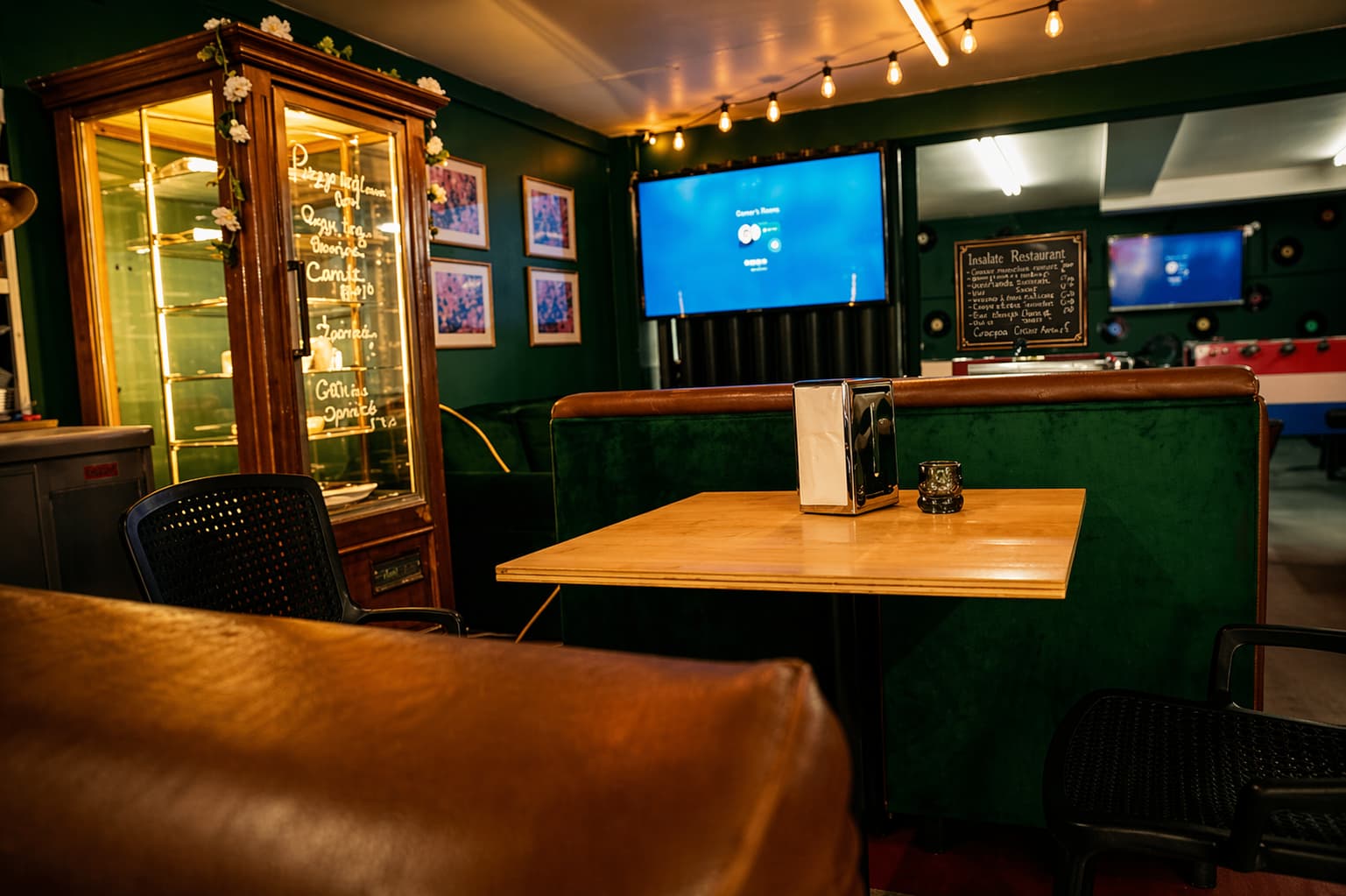 Intérieur du café aux murs vert forêt